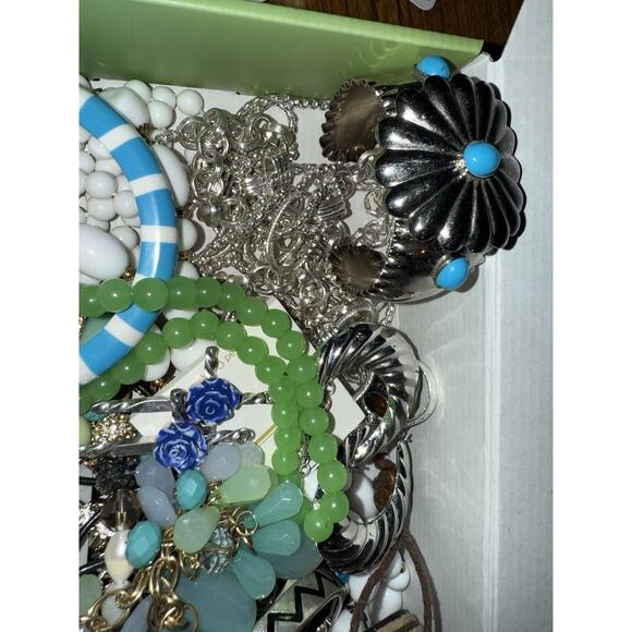 Vintage Southwestern Style Costume Jewelry Lot Silver Tone Wearable 1 Lb 14 Oz - Picture 9 of 10